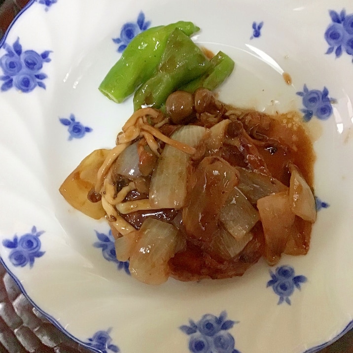 シメジと玉ねぎソースの粉チーズ入りハンバーグ。